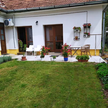 Napraforgo Apartment *